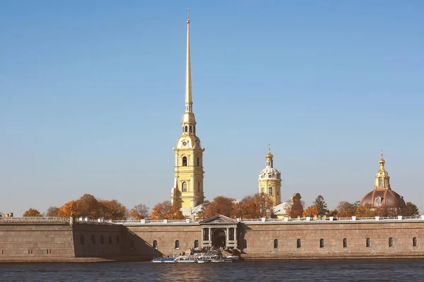俄罗斯圣彼得堡Saint Petersburg Russia 彼得和保罗 福雷斯带着大教堂尖顶从水面看 — 图库照片