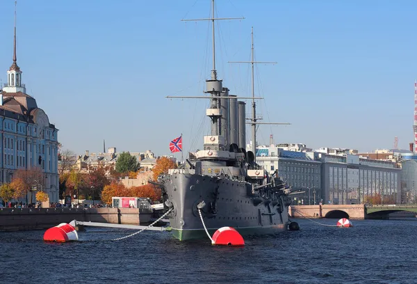2021年10月3日 俄罗斯圣彼得堡 巡洋舰奥罗拉号 1917年大十月革命的象征 从水里看 编辑许可证 — 图库照片
