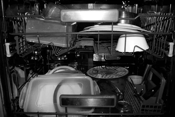 Πιάτα Στους Δίσκους Του Πλυντηρίου Πιάτων Ασπρόμαυρη Φωτογραφία — Φωτογραφία Αρχείου