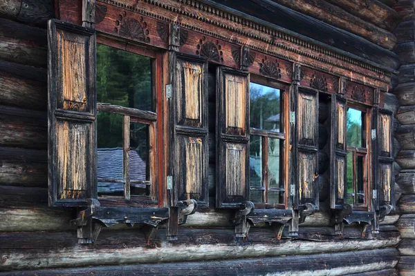 Egy Ősi Faház Faragott Ablakokkal Redőnyökkel Stock Fotó
