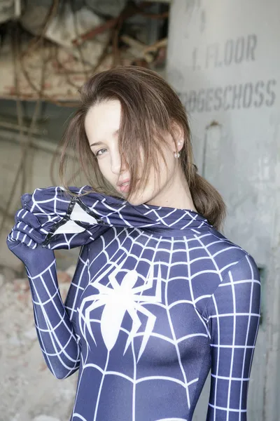 Spidergirl cosplay modell i lycra bodysuit — Stockfoto