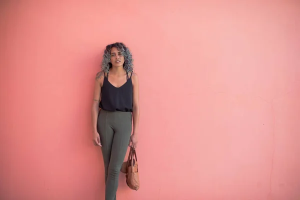 Porträt einer Frau mit buntem Haar gegen helle Wand geschossen — Stockfoto