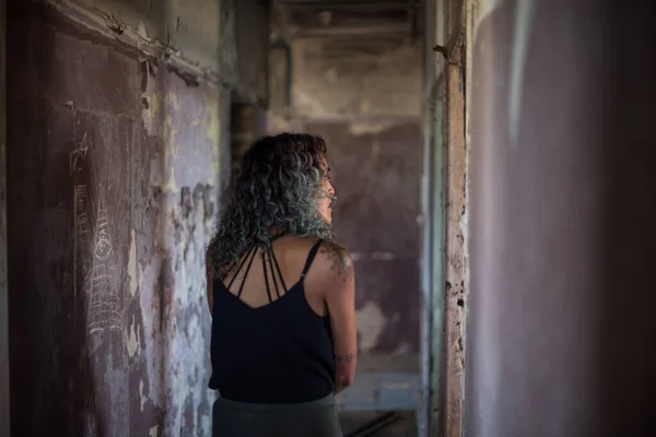 Vista posteriore della donna che cammina in un vecchio edificio — Foto Stock