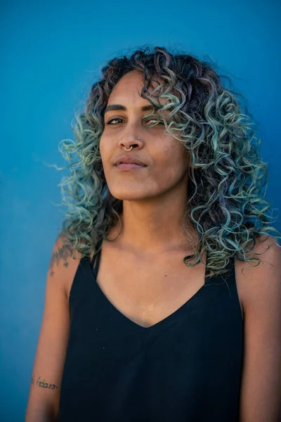 Portrét mladé ženy s barevnými vlasy — Stock fotografie