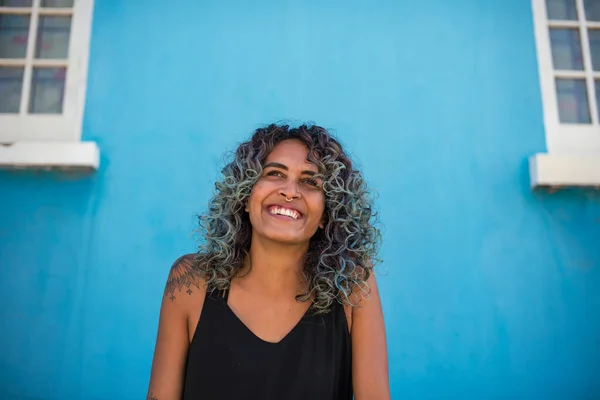 Tiefansicht einer lächelnden Frau vor blauem Hintergrund — Stockfoto