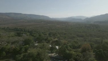 Doğadaki gökyüzü manzarası ve ufukta tepeler