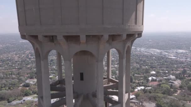 Drohne steigt auf und zeigt Turm mit Kommunikationssatelliten — Stockvideo