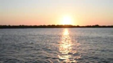 Gün batımının odaksız hareketi körfezde yelken açarken görülüyor