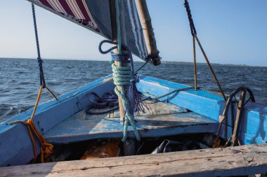 Okyanusta yelken açarken görülen dhow teknesi burnu