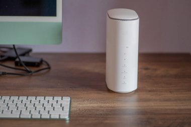 Masaüstü çekiminde orta açıdan 5G yönlendirici