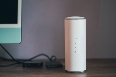 Masadaki 5G yönlendiricisinin yakın çekim görüntüsü.