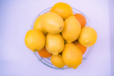 Bir grup limon ve portakal doğrudan yukarıdan atılıyor.