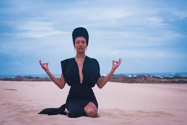 Frau beim Meditieren am Strand gesehen — Stockfoto