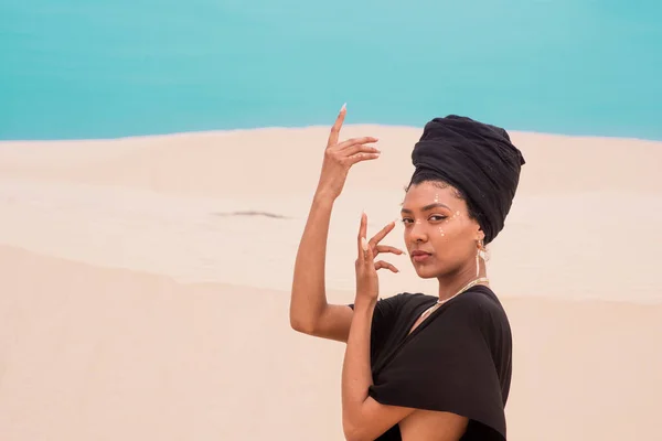 Retrato de mulher olhando diretamente para a câmera — Fotografia de Stock