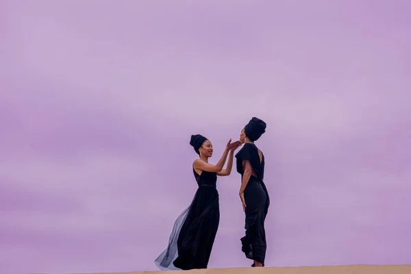 Zwei Frauen auf Sanddüne stehend gesehen — Stockfoto