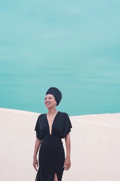 Porträt einer lächelnden Frau mit farbenfroher Skyline — Stockfoto