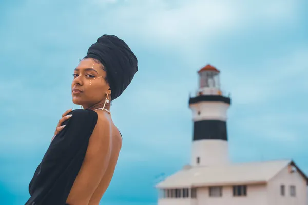 Arka planda deniz feneri olan kadın portresi — Stok fotoğraf