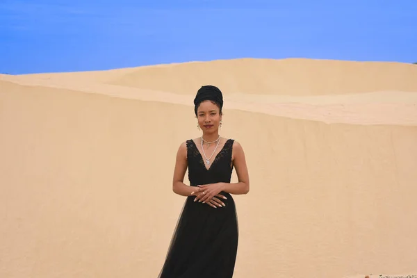 Porträt einer Frau vor Sanddüne — Stockfoto