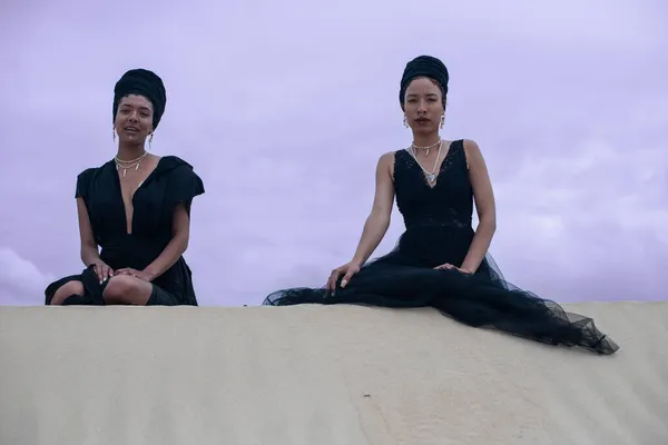 Zwei Frauen sitzen am Rand einer Sanddüne — Stockfoto