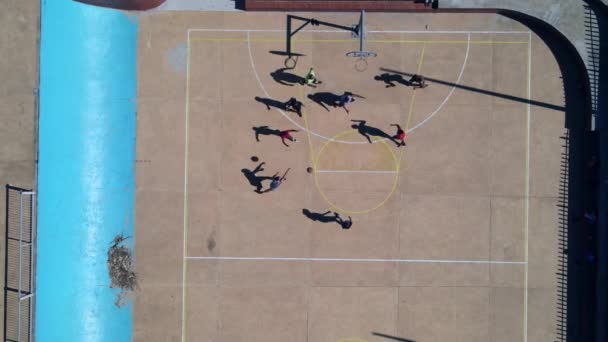 Vista de alto ângulo de pessoas vistas jogando basquete — Vídeo de Stock