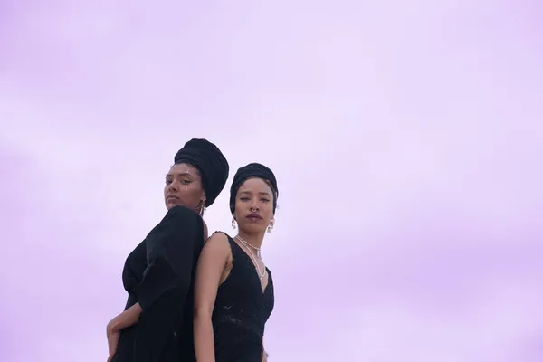 Tieffliegerporträt von zwei Damen, die Rücken an Rücken stehen — Stockfoto