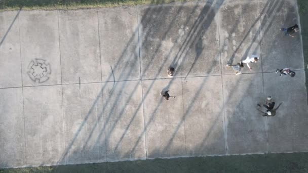 Drone volant au-dessus de jeunes hommes jouant au basket — Video