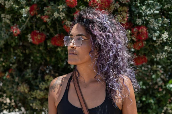 Retrato de mulher olhando para o lado — Fotografia de Stock