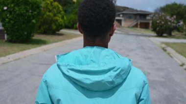 Sokakta yürürken görülen genç bir çocuk.