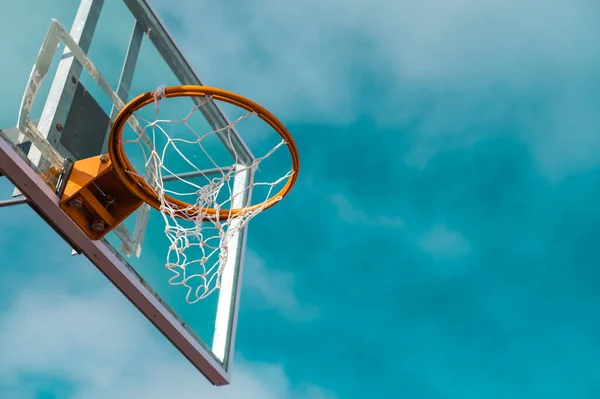 Basketbal hoepel schot vanuit lage hoek met kopieerruimte — Stockfoto
