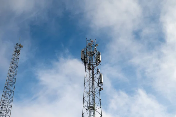 Gökyüzüne karşı iletişim kulesinin düşük açılı görüntüsü — Stok fotoğraf