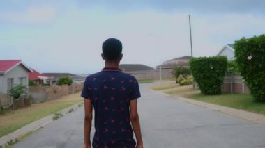 Sokakta sırtından vurulmuş genç bir çocuk yürüyor.