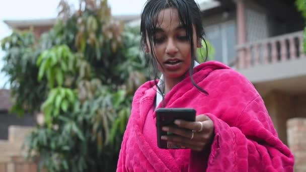 Mujer joven vista usando su celular — Vídeos de Stock