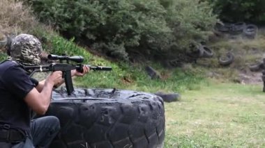 Menzilde ateş eden adamın yan görüntüsü