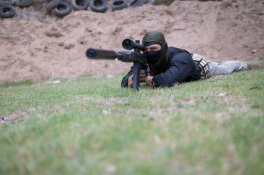 Yerde yatan keskin nişancının alçak açılı görüntüsü