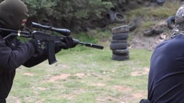 Atış taliminde silahlı bir grup adam.