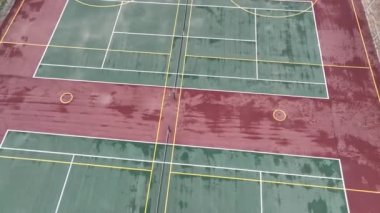 İnsansız hava aracı tenis kortlarında uçuyor.