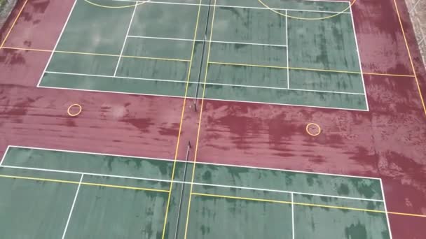 Drone terbang di atas lapangan tenis — Stok Video
