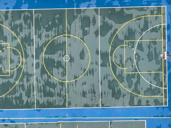 Вид сверху на пустую баскетбольную площадку — стоковое фото