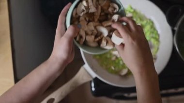 Tavaya mantar atan kişinin yüksek açılı görüntüsü