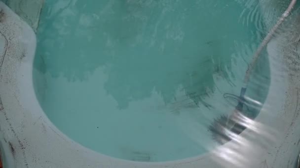 Aparato de limpieza de piscinas visto en el trabajo en la piscina — Vídeos de Stock