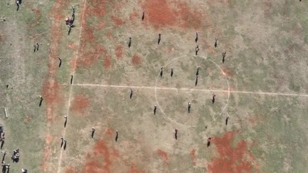 Widok z powietrza na ludzi grających w piłkę nożną na świeżym powietrzu — Wideo stockowe