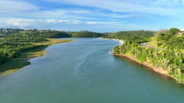 Gökyüzü manzaralı güzel bir göl.