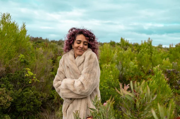 Porträt einer glücklichen Frau in der Natur — Stockfoto