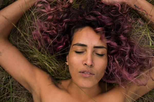 Flatlay Porträt der schönen Frau mit bunten Haaren — Stockfoto