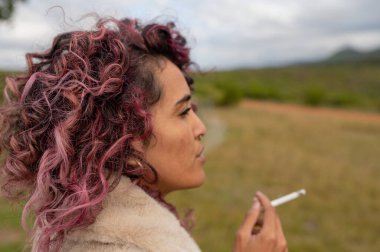 Dışarıda sigara içen bir kadının dikiz görüntüsü