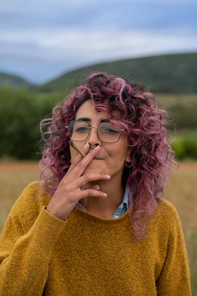 Porträt einer Frau, die Cannabis-Joint raucht — Stockfoto