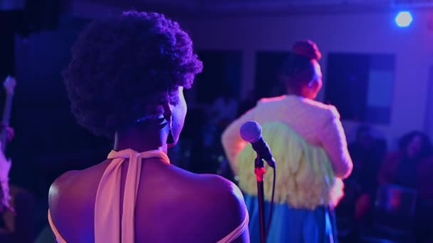 Canlı performans sırasında yedek şarkıcının arka görünümü — Stok video