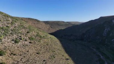 İnsansız hava aracı güzel manzaralı vadiden uzaklaşıyor. 