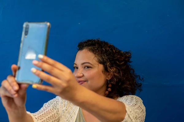 Nahaufnahme Porträt einer Frau mit Handy, die ein Selfie macht — Stockfoto