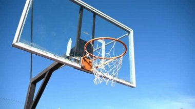 Basketbol potasında alçak açı ve temiz arka plan.